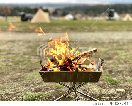 キャンプ場の焚き火台の炎 キャンプ場の焚き火台の炎 90883241