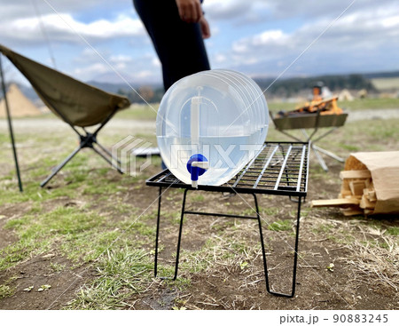 キャンプ場に置いた折り畳み式ウォータージャグ キャンプ場に置いた折り畳み式ウォータージャグ 90883245