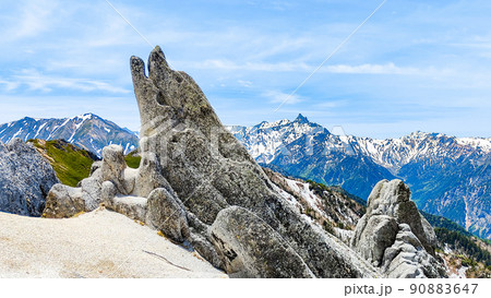 初夏の燕岳登山（イルカ岩と槍ヶ岳） 90883647