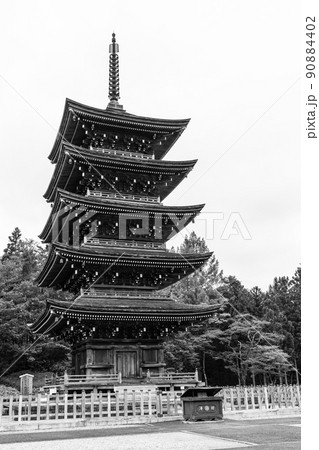 定義如来　西方寺五重塔　モノクロ　【宮城県仙台市】 90884402