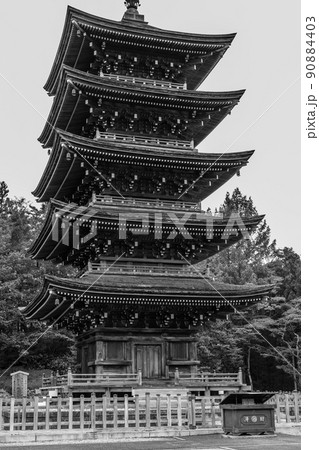 定義如来　西方寺五重塔　モノクロ　【宮城県仙台市】 90884403