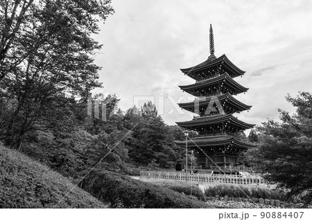 定義如来　西方寺五重塔　モノクロ　【宮城県仙台市】 90884407