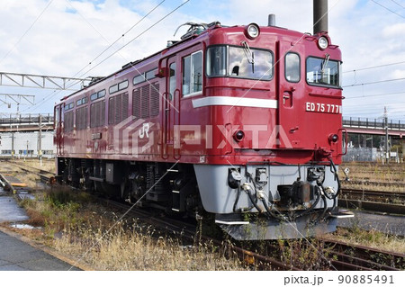 車両基地に停車するED75形電気機関車 車両基地に停車するED75形電気機関車 90885491