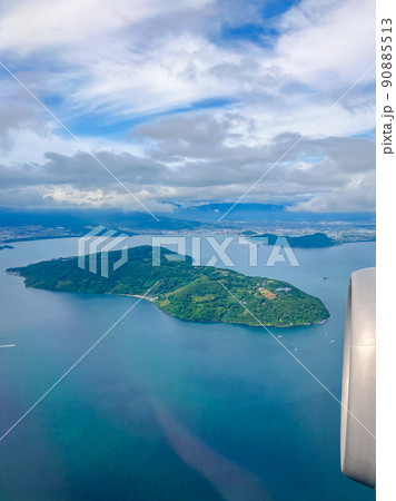 福岡空港着陸直前の機内より眺める博多湾と能古島 90885513