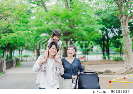子供と一緒に公園を散歩する家族 90885687