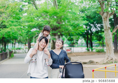 子供と一緒に公園を散歩する家族 90885688
