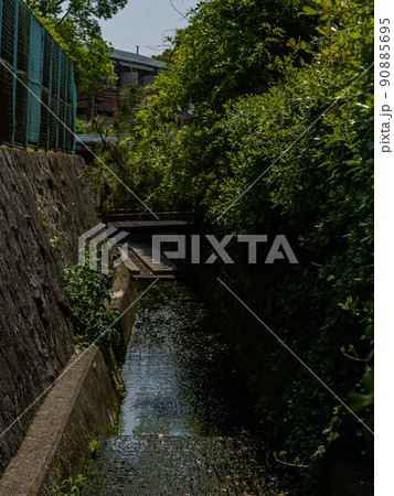 住宅街にある水路 住宅街にある水路 90885695