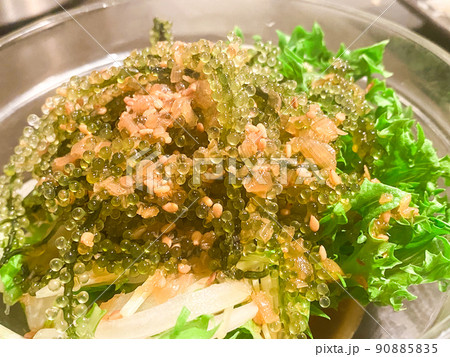 新鮮な沖縄産海ぶどうのサラダ 90885835