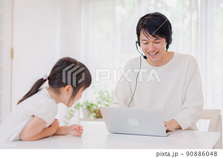 在宅勤務をするお父さんを邪魔する子ども 90886048