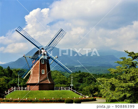 群馬県前橋市　道の駅ぐりーんふらわー牧場の風車 90886399