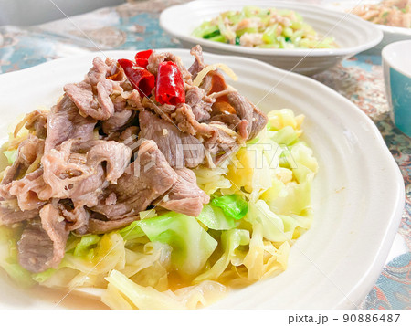 中国シルクロード料理・香味羊肉巻心菜(ラムとキャベツのスパイス炒め) 中国シルクロード料理・香味羊肉巻心菜(ラムとキャベツのスパイス炒め) 90886487