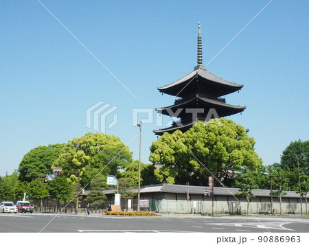 京都の観光地　「東寺」　五重塔 90886963