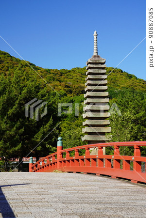 京都・宇治・和の風景・喜撰橋と十三重塔 京都・宇治・和の風景・喜撰橋と十三重塔 90887085
