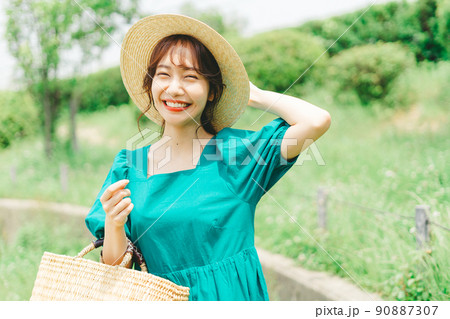 夏のワンピースコーデの女性 90887307