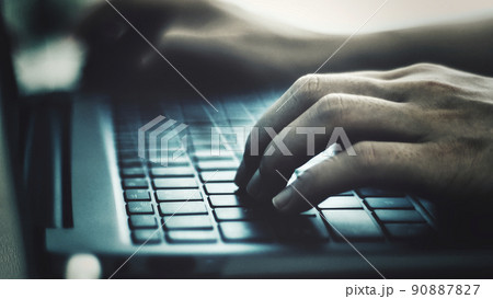 ラップトップと女性の手元 90887827