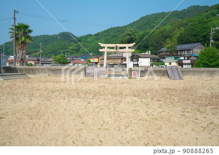 笠岡諸島最大の島・北木島　初夏の大浦地区の砂浜と地区の鎮守・諏訪神社の鳥居　岡山県笠岡市 90888265