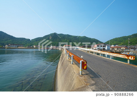 笠岡諸島最大の島・北木島　初夏の大浦港に架かる県道295号の橋　岡山県笠岡市 90888266