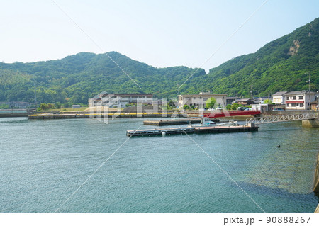 笠岡諸島最大の島・北木島　初夏の大浦港の風景　岡山県笠岡市 90888267