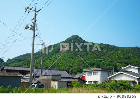 笠岡諸島最大の島・北木島　初夏の大浦地区と秋葉山　岡山県笠岡市 90888268