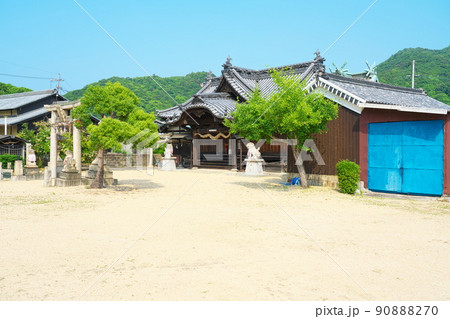 笠岡諸島最大の島・北木島　初夏の大浦地区の鎮守・諏訪神社の境内1　岡山県笠岡市 90888270