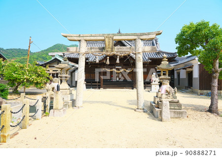 笠岡諸島最大の島・北木島　初夏の大浦地区の鎮守・諏訪神社の境内2　岡山県笠岡市 90888271