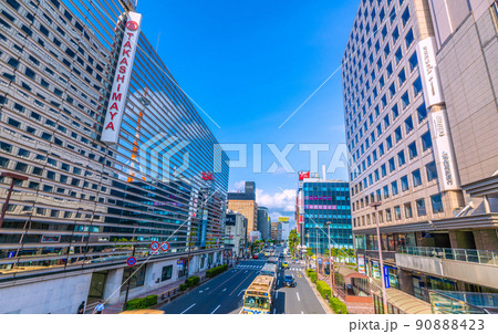 日本の横浜都市景観 横浜ファーストビル前の市営地下鉄横浜駅（出入口）や街並みなどを望む＝5月26日 90888423