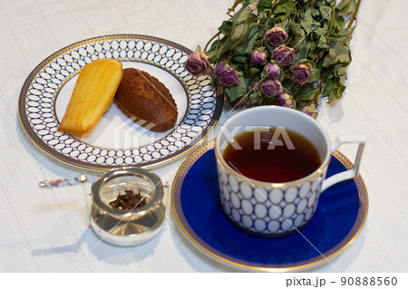 ティータイム 紅茶と洋菓子 マドレーヌとフィナンシェ ドライフラワー テーブルコーディネート ティータイム 紅茶と洋菓子 マドレーヌとフィナンシェ ドライフラワー テーブルコーディネート 90888560