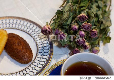 ティータイム　紅茶と洋菓子　マドレーヌとフィナンシェ　ドライフラワー　テーブルコーディネート 90888562