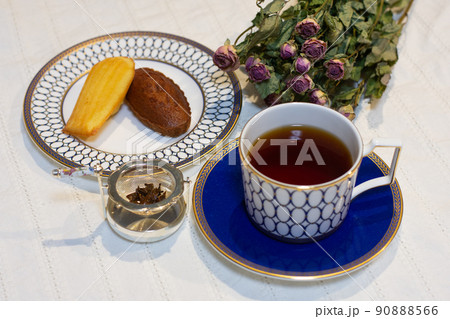 ティータイム　紅茶と洋菓子　マドレーヌとフィナンシェ　ドライフラワー　テーブルコーディネート 90888566