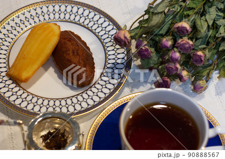 ティータイム 紅茶と洋菓子 マドレーヌとフィナンシェ ドライフラワー テーブルコーディネート ティータイム 紅茶と洋菓子 マドレーヌとフィナンシェ ドライフラワー テーブルコーディネート 90888567