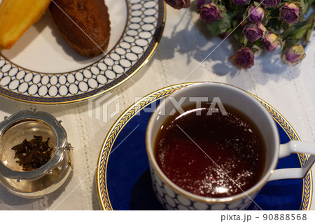 ティータイム 紅茶と洋菓子 マドレーヌとフィナンシェ ドライフラワー テーブルコーディネート ティータイム 紅茶と洋菓子 マドレーヌとフィナンシェ ドライフラワー テーブルコーディネート 90888568