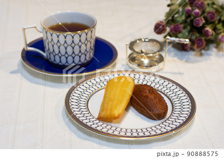 ティータイム　紅茶と洋菓子　マドレーヌとフィナンシェ　ドライフラワー　テーブルコーディネート 90888575