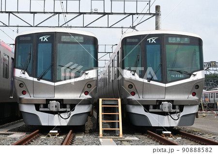 車庫で並ぶつくばエクスプレスのTX-2000系(通勤快速 南流山)とTX-1000系(普通 青井) 車庫で並ぶつくばエクスプレスのTX-2000系(通勤快速 南流山)とTX-1000系(普通 青井) 90888582