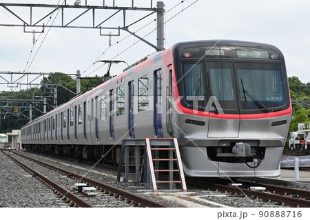 車両基地に停車するつくばエクスプレスのTX-3000系 90888716