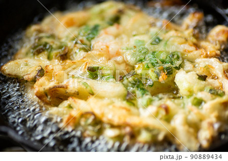 かき揚げを揚げる 90889434