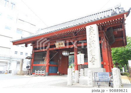 護国寺（ごごくじ）の仁王門　東京都文京区　 90889621