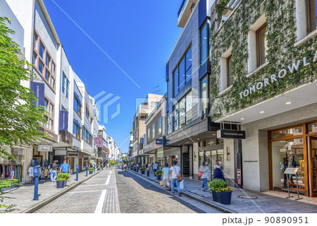横浜の都市風景　横浜元町ショッピングストリート 90890951