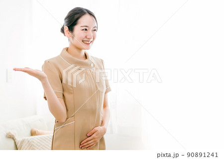 サロン・クリニックで働くアジア人女性（案内） 90891241