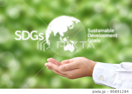 エコ・SDGsイメージ―地球を包む子供の手 エコ・SDGsイメージ―地球を包む子供の手 90891284