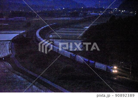 早朝の東海道本線　米原　俯瞰撮影名所　岩脇山から望む　貨物電車M250系 90892389