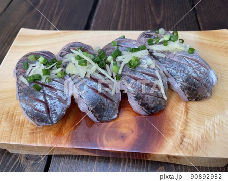 真アジのにぎり寿司 寿司下駄に並んだ新鮮な鯵の握り4貫・海鮮和食 真アジのにぎり寿司 寿司下駄に並んだ新鮮な鯵の握り4貫・海鮮和食 90892932
