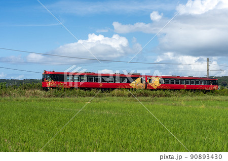 JR七尾線を走る観光列車「花嫁のれん」 90893430
