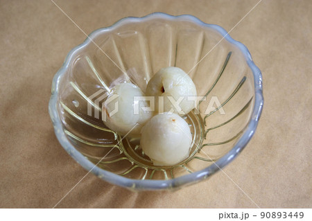 うろこ状の硬い皮を剥いたライチ うろこ状の硬い皮を剥いたライチ 90893449