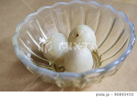うろこ状の硬い皮を剥いたライチ 90893450