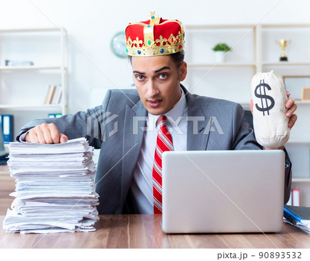 King businessman at his workplace 90893532