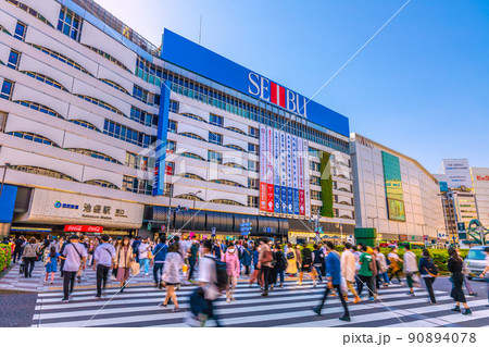 日本の東京都市景観 3年ぶり、行動制限がないGW。池袋駅前は既にコロナ禍前と変わらない人出＝5月4日 90894078