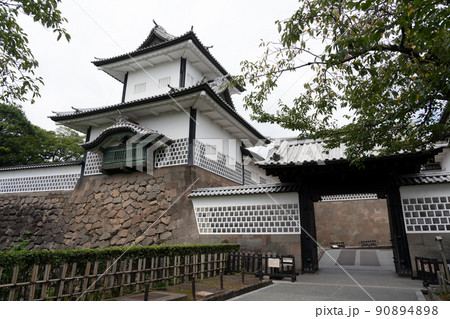 金沢観光でぜひ立ち寄りたい金沢城公園 石川門 金沢観光でぜひ立ち寄りたい金沢城公園 石川門 90894898