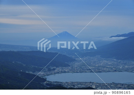 高ボッチ高原見晴しの丘からの富士山と諏訪湖 90896165
