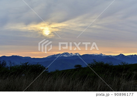 高ボッチ高原見晴しの丘からの夕焼け空の北アルプス遠望 高ボッチ高原見晴しの丘からの夕焼け空の北アルプス遠望 90896177