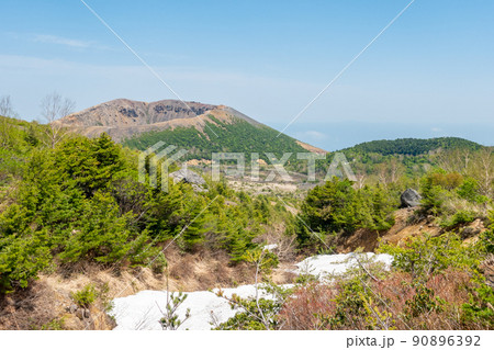 一切経山から望む 吾妻小富士 残雪 一切経山から望む 吾妻小富士 残雪 90896392